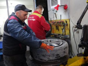 Oto lastikçilerde kış mesaisi yoğunluğu başladı