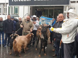 Köylülerden belediye önünde protesto