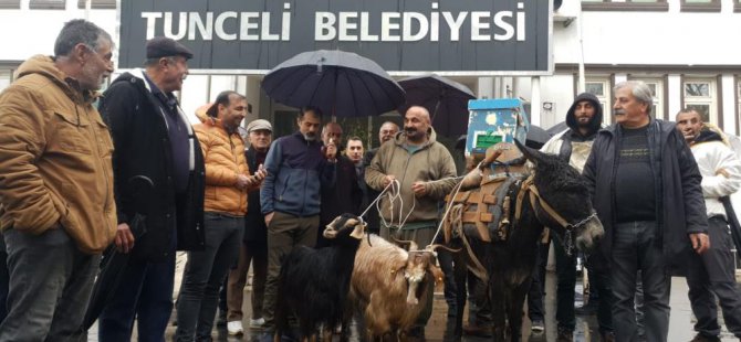 Köylülerden belediye önünde protesto