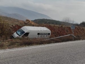 Minibüs şarampole devrildi: 2 yaralı