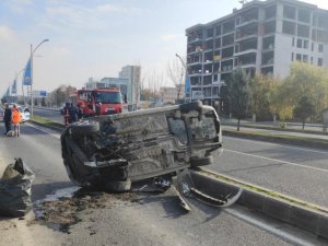 Malatya’da otomobilin refüje çarptığı kaza kameralara yansıdı