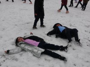 Ardahan’da kar yağışı başladı, çocuklar kartopu oynayarak karın tadını çıkardı