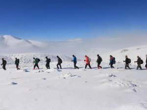 Elazığ’da dağcılar beyaza bürünen 2 bin 620 metre yüksekliğindeki Akdağ’a tırmandı