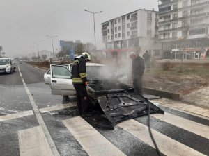 Bingöl’de bir anda alev alan otomobil kullanılamaz hale geldi