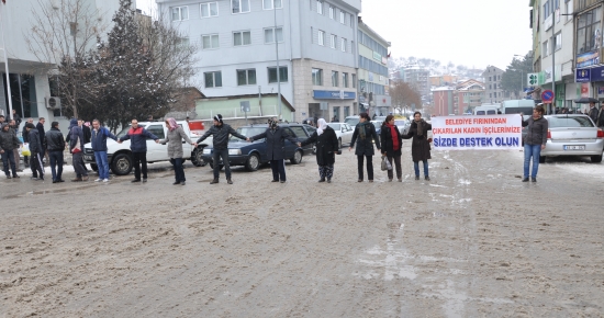 İşlerine son verilen kadınlar Yolu Trafiğe kapattı