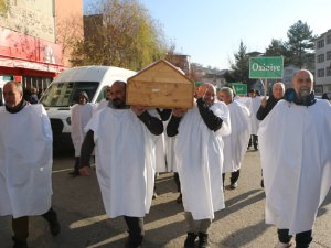 Dersim Belediyesi önünde kefenli, tabutlu protesto