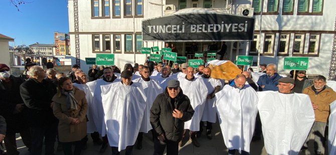 Dersim Belediyesi önünde kefenli, tabutlu protesto