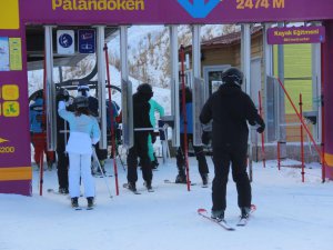 Uludağ’da kar olmayınca kayağın adresi Palandöken oldu