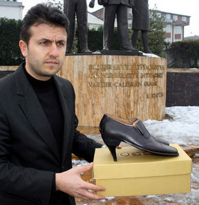 Sarkozy'ye topuklu ayakkabı