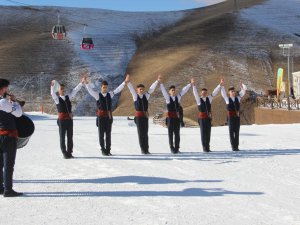 Palandöken’de turistler hem kaydı hem de bar ekibinin gösterilerini izledi