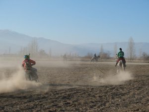 Ata sporu ciritte bu kez atların rakibi motosikletliler oldu