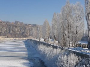 Eksi 19,3’ü gören Göle'de Kura Nehri dondu