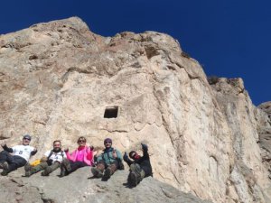 Kelespi Dağı’na tırmanan dağcılar, tarihi yapılara rastladı