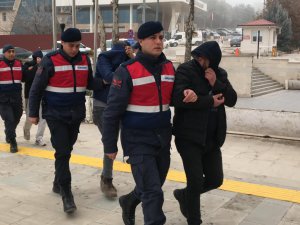 Köy evlerini soyan 3 şüpheli, jandarmanın dikkati sayesine yakayı ele verdi