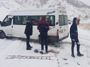 Yüksekova-Şemdinli karayolunda 20’e yakın araç mahsur kaldı