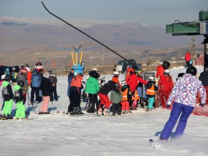 Avrupa’da kayak merkezleri kapandı, kayakseverlerin adresi Palandöken oldu