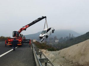 Otomobil bariyerleri aşıp şarampole uçtu: 4 yaralı