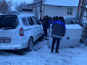 Karlıova’da hafif ticari araç elektrik trafosuna çarptı