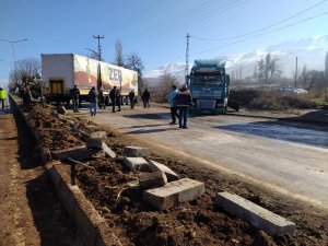 Makas kıran tır trafiği kilitledi