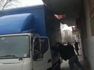 Yüksekliği hesaplayamadı, kamyoneti balkon duvarına sıkıştırdı