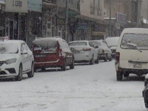 Ahlat’ta beklenen kar yağışı başladı