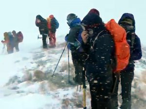 Süphan Dağı'na tırmanan dağcılar tipiye yakalandı