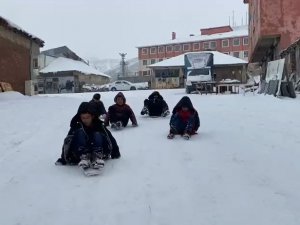 Karlıova'da beklenen karın yağması en çok çocukları sevindirdi