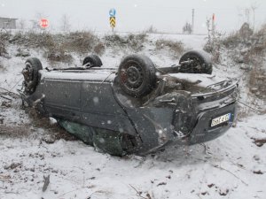 Elazığ’da şarampole yuvarlanan otomobil ters döndü: 4 yaralı