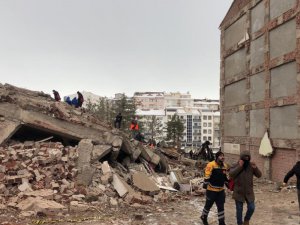 Elazığ bir bina çöktü, biri polis 4 kişinin olduğu tahmin ediliyor