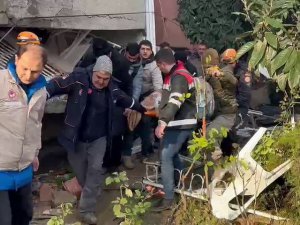 Hatay'da anne ve iki çocuğu AFAD ekiplerince enkazdan sağ olarak çıkarıldı