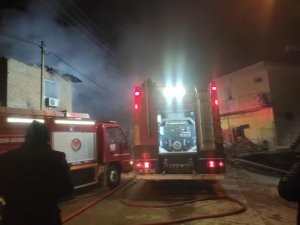 İzmir'deki yangında pencereden atlayan adam hayatını kaybetti