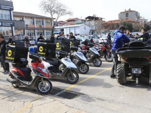 Tıkanan trafikte yaraları motosikletliler sarıyor