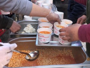 İzmit Belediyesi, Hatay’da sıcak yemek dağıtımına başladı