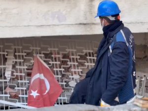 Enkaz çalışmalarına destek veren zabıta personelinden 'Türk bayrağı' hassasiyeti