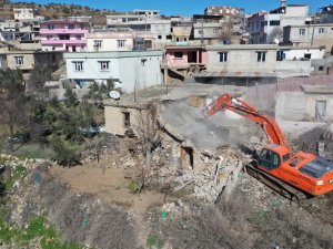 Şehitkamil’deki ağır hasarlı yapıların yıkımına başlandı