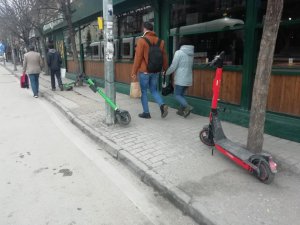 Özensizce park edilen scooterlar kaldırımdan geçenlere engel oluyor