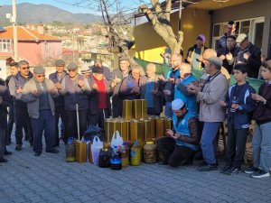 Kendi ürettikleri zeytinyağlarını depremzedelere gönderdiler