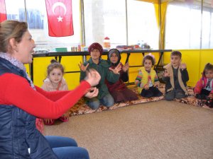 Hakkari'den depremzedeler için kitap ve oyuncak etkinliği