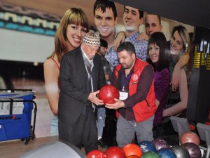 75 yaşındaki depremzede hayatında ilk kez bowling oynadı