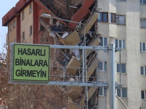 Malatya’da tabelalara “Hasarlı binalara girmeyin” yazıları yazıldı