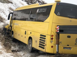 Buzlanma nedeniyle kaza yapan otobüs, dağlık alana çarparak durabildi