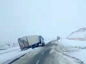 Ardahan'ın yüksek kesimlerinde kar yağışı: Tırlar yolda mahsur kaldı