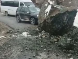 Köy yoluna devasa kayalar düştü