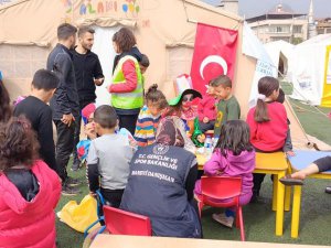 Van Gençlik ve Spor İl Müdürlüğü personeli deprem bölgesinde yaraları sarıyor