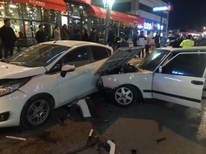 Elazığ’da otomobil, park halindeki araçlara çarptı: 2 yaralı