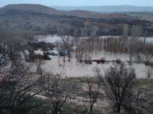 Tağar çayı taştı, tarım arazileri ve bağ evleri zarar gördü