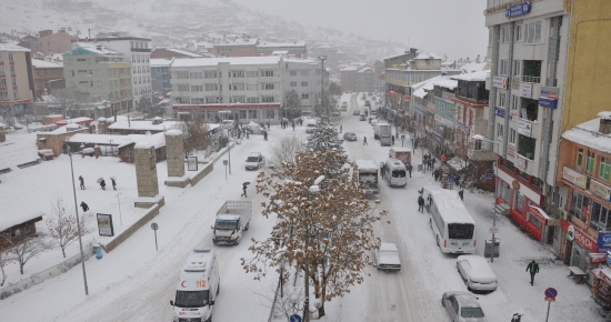 Tunceli’de yoğun kar yağışıyla birlikte oluşan görüntüler
