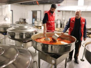 Kızılay Malatya’da günlük 340 bin yemek dağıtımı yapıyor