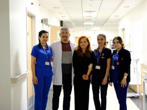 Enkaz başında beklerken sağlığından oldu, gönüllü gelen doktor yardımına koştu