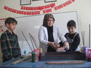 Elazığ'da ebru sanatı ile tanışan çocuklar büyük mutluluk yaşadı
